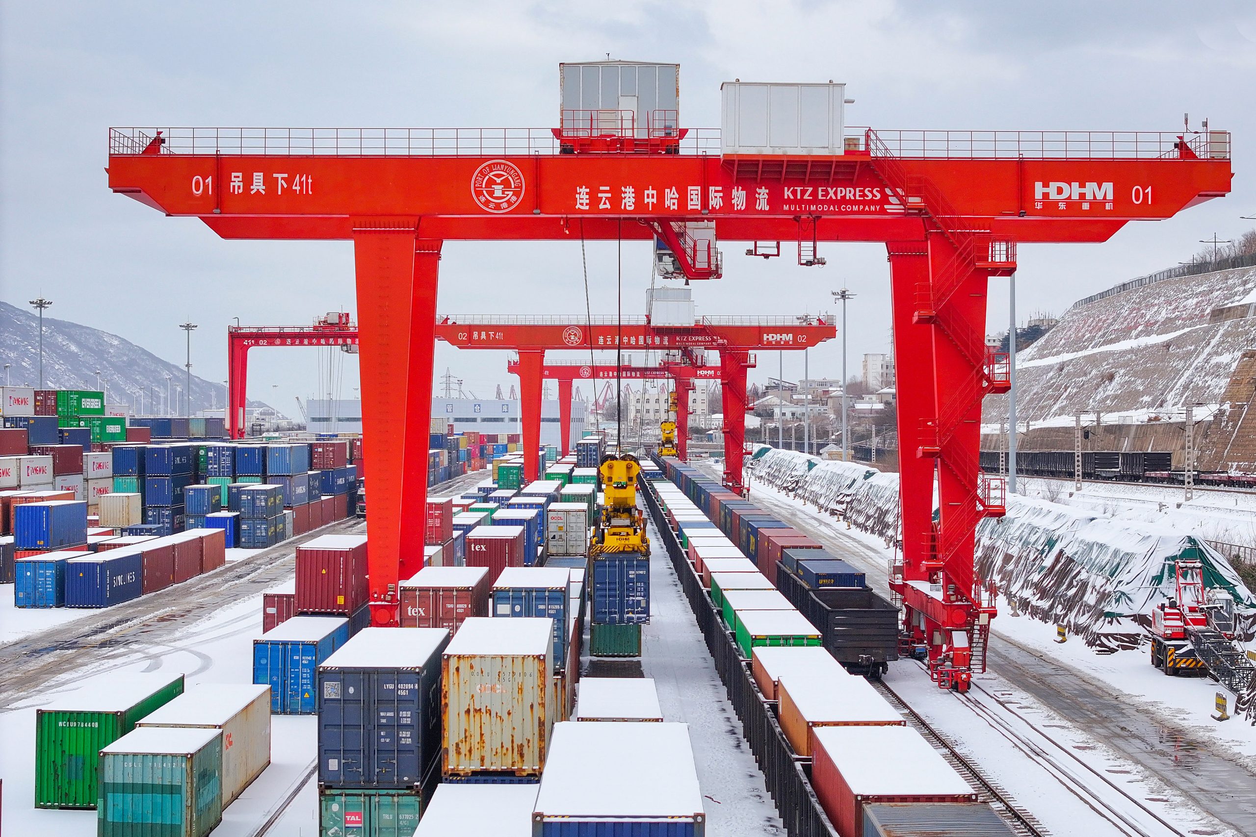 On February 22, 2024, large machinery was hoisting containers at the Sino-Kazakhstan Lianyungang Logistics Cooperation Base in Lianyungang City, Jiangsu Province.